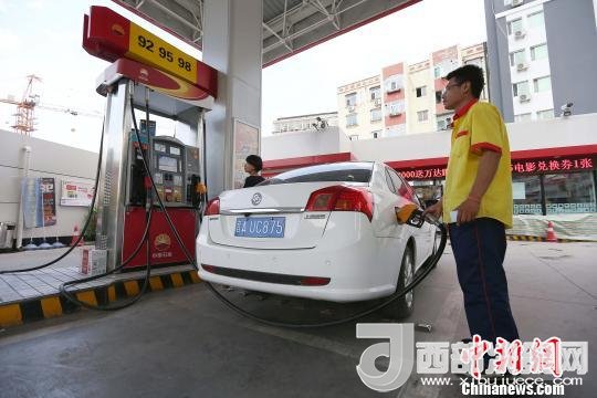 資料圖：山西太原，加油站工作人員正在給車輛加油?！堅?攝