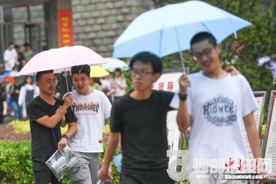 資料圖：6月8日，山西太原，考生打傘走出考場。當(dāng)日，全國部分地區(qū)2018年高考結(jié)束。 <a target='_blank'  data-cke-saved- >中新社</a>記者 武俊杰 攝