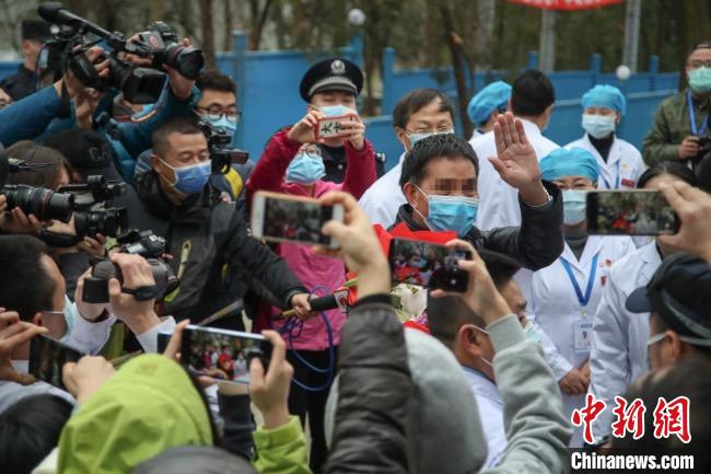 圖為貴州省最后一名新冠肺炎確診患者從貴州省將軍山醫(yī)院出院，患者與眾人揮手告別?！■暮陚?攝