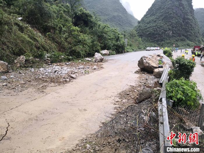 廣西河池山體滑坡20噸重落石砸中兩輛大貨車