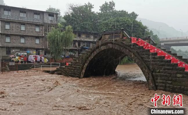 圖為不斷上漲的河水?！≈貞c萬州區(qū)委宣傳部供圖 攝