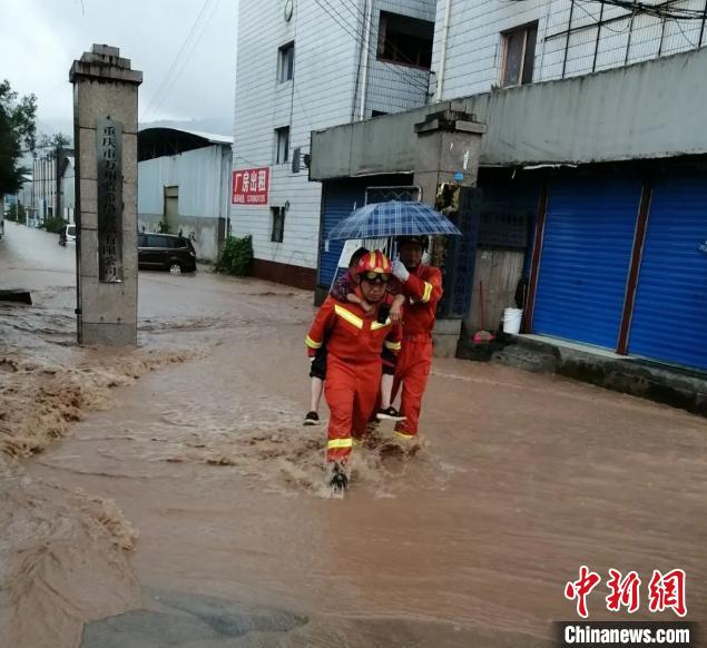 圖為消防救援人員營救被困民眾?！≈貞c萬州區(qū)委宣傳部供圖 攝