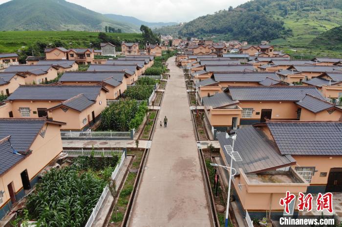 平坦的水泥路從村民居住區(qū)穿過(guò)?！埨?攝