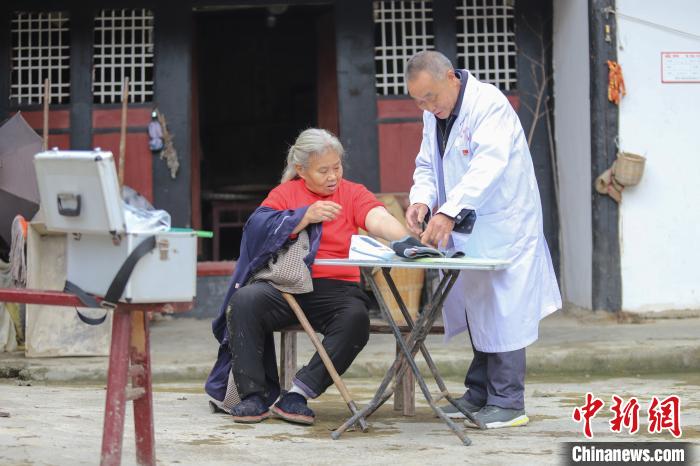 資料圖，貴州村醫(yī)給村民看病?！■暮陚?攝