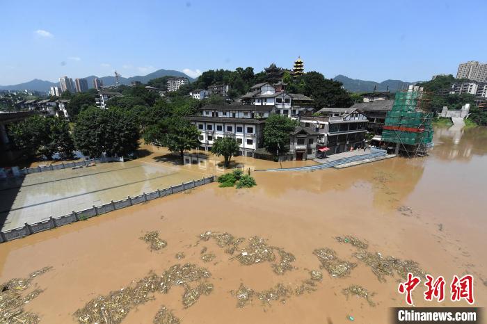 圖為7月27日，嘉陵江重慶段水位持續(xù)上漲，千年古鎮(zhèn)磁器口低洼段已被洪水淹沒?！￡惓?攝