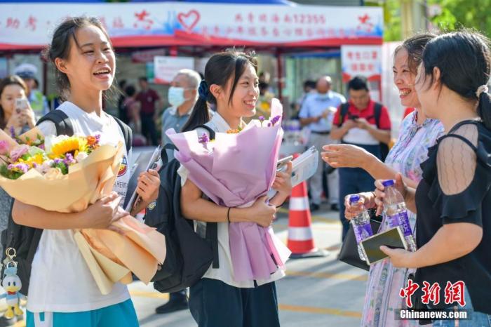 資料圖：6月10日，海南省?？谑泻Ｄ现袑W考點外，家長為剛剛走出考場的考生送上鮮花。當日，海南省2021年高考結(jié)束 。 <a target='_blank'  data-cke-saved- ><p  align=