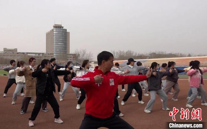 八段錦成校園“頂流”中國(guó)年輕人愛(ài)上養(yǎng)生